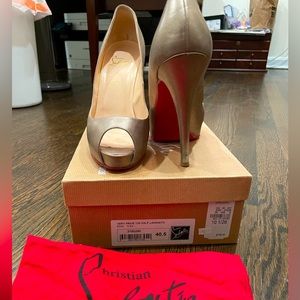 Christian Louboutin Very prive Laminato heels. Metallic silver/gold/nude color.